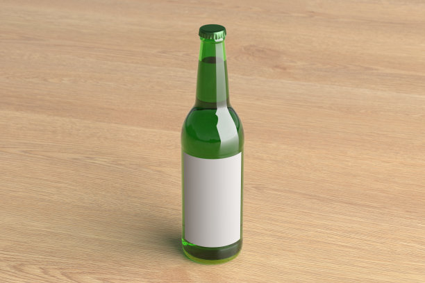 啤酒瓶500ml模拟与空白标签在木制背景。图片下载