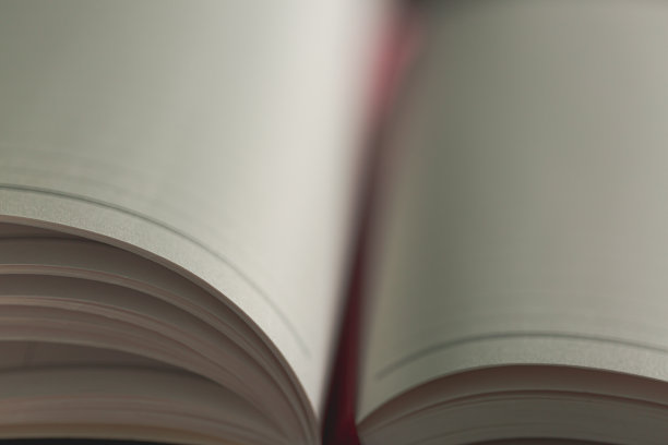 白色的铅笔在白色笔记本木制桌子的背景，近距离微距拍摄，选择性聚焦，文具概念图片下载