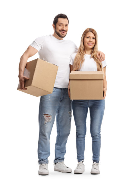 穿着牛仔裤和白色t恤的年轻夫妇的全长肖像和纸板箱图片下载