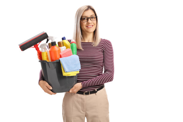 一个年轻女子拿着一桶清洁用品图片下载