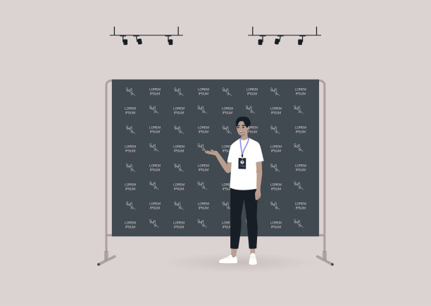 一个年轻的亚洲男性角色站在一个黑色的印有标志图案的背景墙前，一个新闻发布会活动图片下载