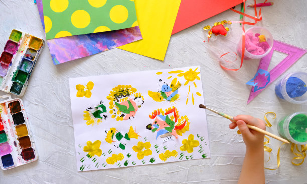 孩子自制贺卡。小女孩用纸和颜料制作鸟和花的贴花，作为母亲节、生日或情人节的礼物。图片下载