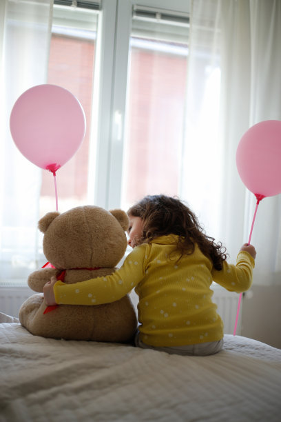 小女孩坐在床上与泰迪熊照片系列库存照片图片下载