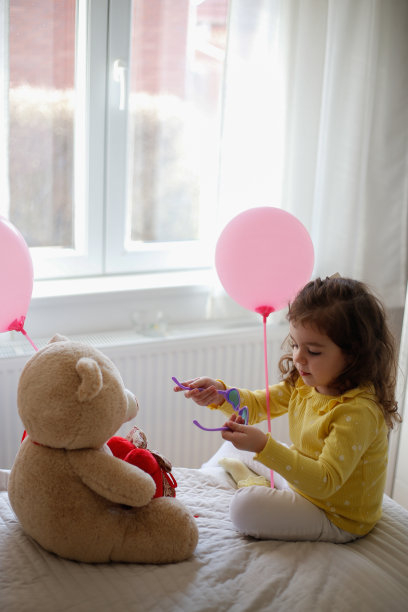 小女孩坐在床上与泰迪熊照片系列库存照片图片下载