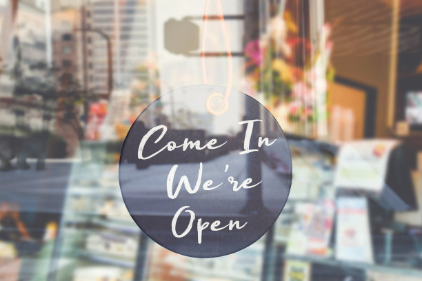 贴牌:“进来我们就开门”的招牌挂在商店的门或橱窗上图片下载