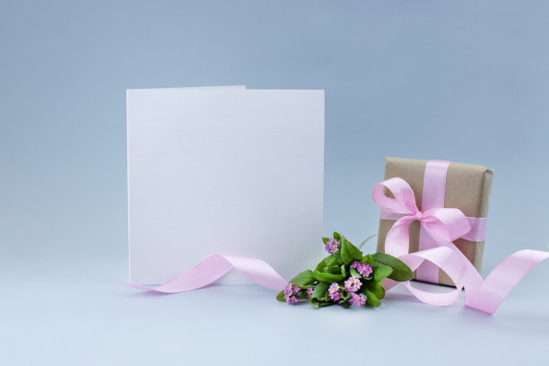 空白贺卡，上面有一束勿忘我的花图片下载