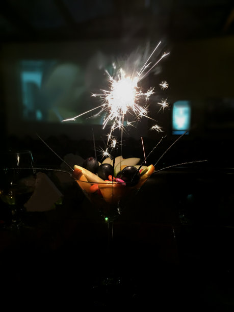 烟火和新鲜水果甜点在暗室里庆祝图片下载