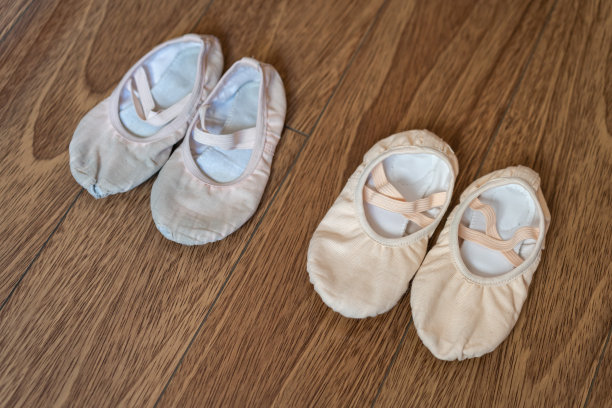 旧和新芭蕾舞鞋的孩子图片下载