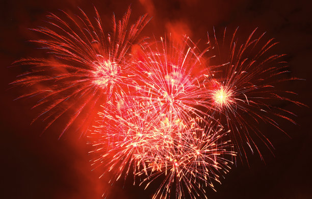 红色烟花在点燃的烟雾和黑色的天空背景图片下载