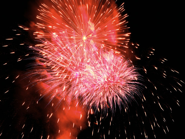 红色烟花在点燃的烟雾和黑色的天空背景图片下载