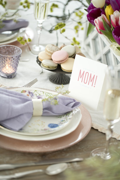 优雅的母亲节餐桌图片下载