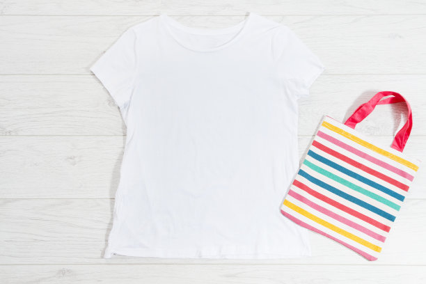 白色特写t恤模拟平躺在白色木制背景上。俯视图和复制空间。夏日t恤和夏日时光的模型。模板空白衬衫。图片下载