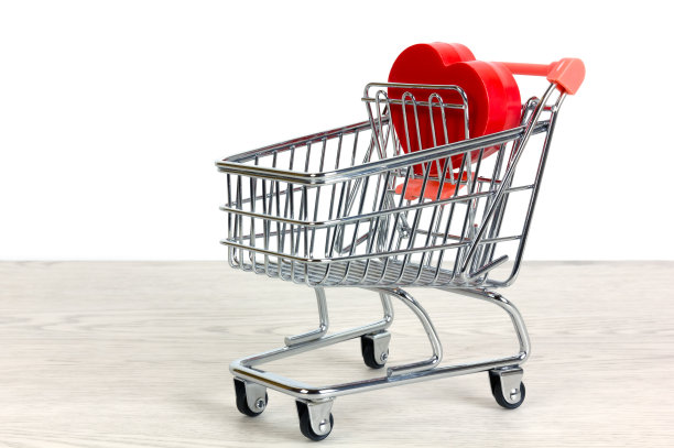 迷你购物车里的心形盒子图片下载