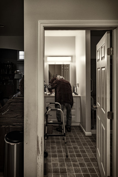 准备睡觉的老人图片下载