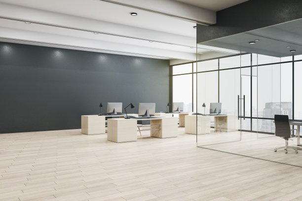 时尚的开放式办公室内设计，黑色的墙壁，木制的家具和地板，巨大的窗户与城市景观和会议厅后面的玻璃墙图片下载