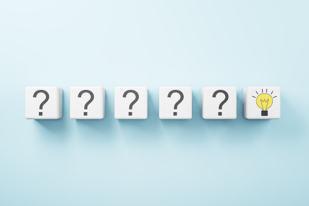 一排带问号的白色立方体和一个在蓝色背景上带黄色灯泡的概念图片下载
