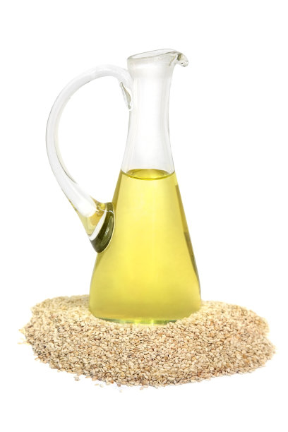 麻油在玻璃罐中与芝麻粒白图片下载