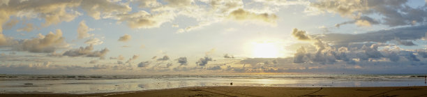 令人惊叹和美丽的日落时间在太平洋上。图片下载