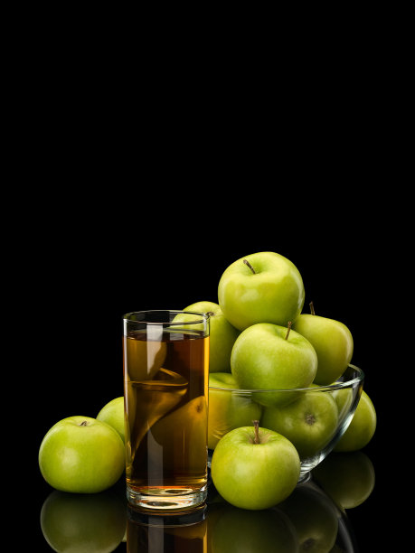 苹果汁和装在玻璃器皿中的青苹果水果图片下载