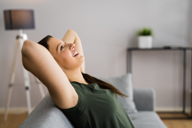 客厅里平静无压力的生活图片下载