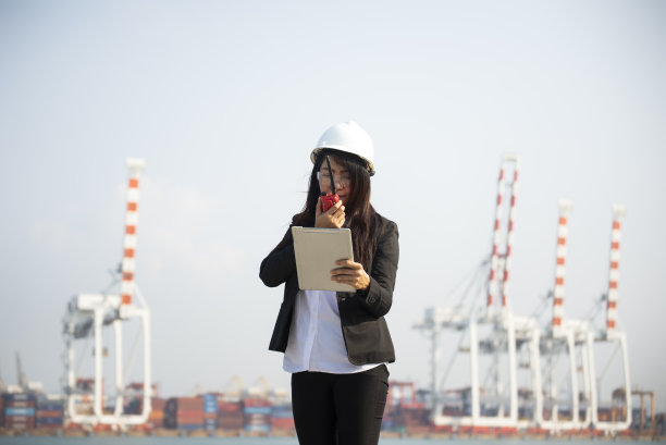 工程师女性建筑安全工作概念和建筑城市。工程师概念图片下载