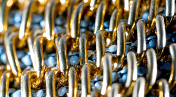 在工作室拍摄的由假金银和人造宝石制成的珠宝图片下载