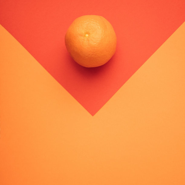 广场创意平铺复制空间概念。红色和橙色背景上的橘子水果。图片下载