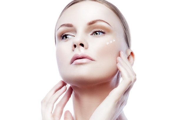 年轻女子在脸上涂奶油图片下载