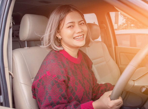 亚洲女性自信驾驶的特写照片。专注于脸图片下载
