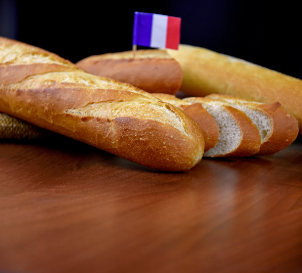 法式长棍面包在桌子上棕色的框架库存图像图片下载