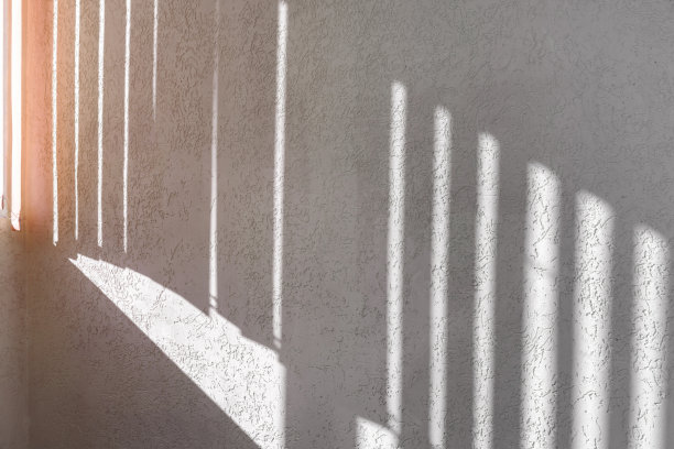 空的高墙与黑暗的阴影从窗户阳光背景。图片下载