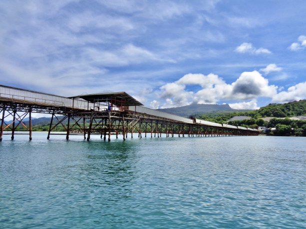 结合在泰国度假的照片:长尾船，人字拖，酒店和美妙的风景。图片下载