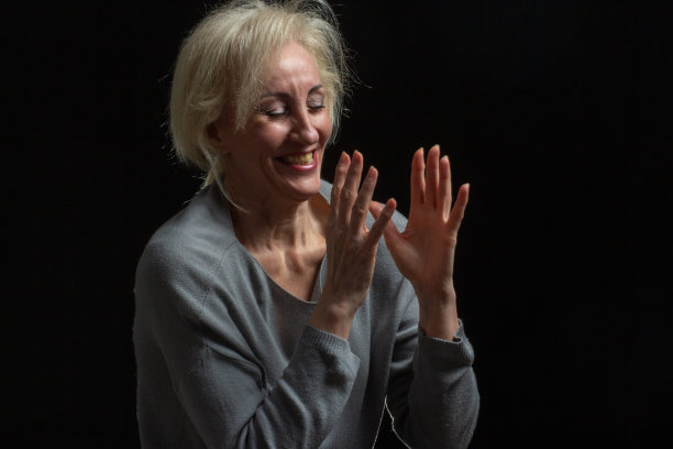 经典的肖像，老金发女人在工作室的黑色背景图片下载