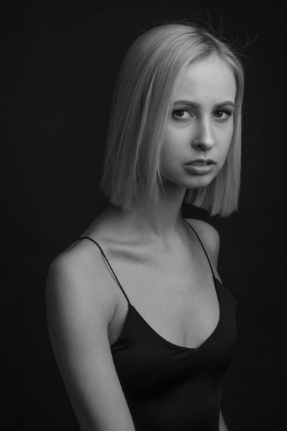 黑色和白色肖像金发在黑色背景的帽子和背心与细带图片下载