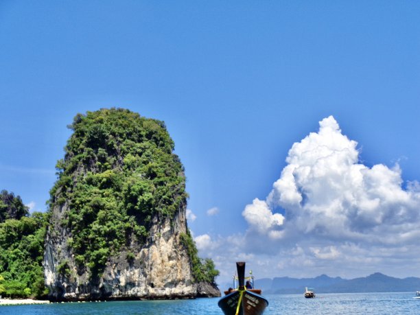 结合在泰国度假的照片:长尾船，人字拖，酒店和美妙的风景。图片下载
