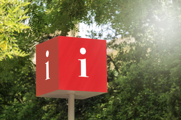 城市街道自然背景上的旅游信息标牌。图片下载