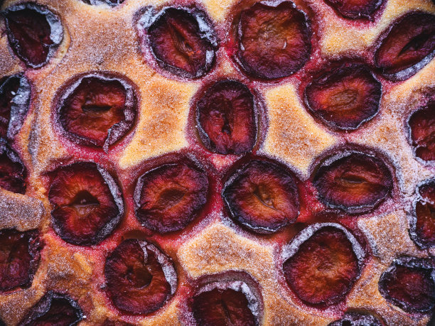 食物背景:撒糖粉的自制梅子派图片下载