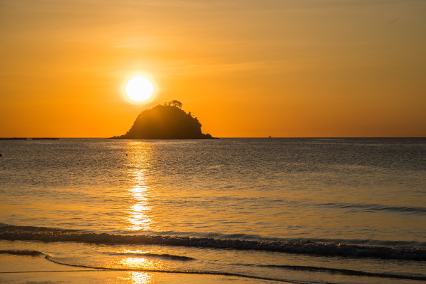 日落在一个小岛的背景海滩素材图片