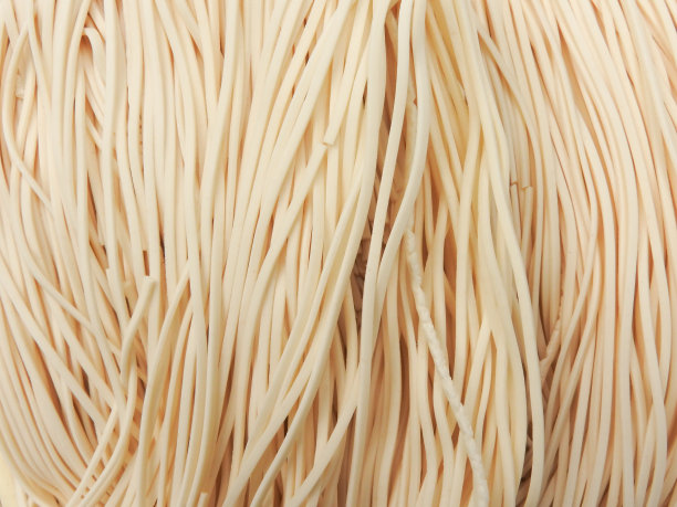 俯视图的生细面条满框架。可能是背景。食品的概念。亚洲、台湾菜的食材。图片下载