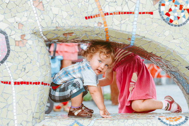 孩子们在公园里玩图片下载