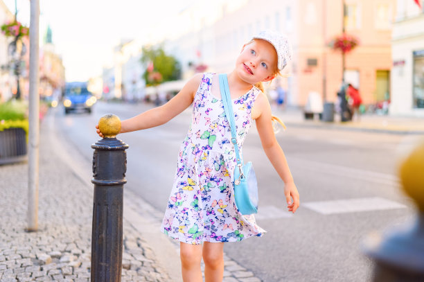 小女孩在城市的街道上散步，享受户外生活图片下载