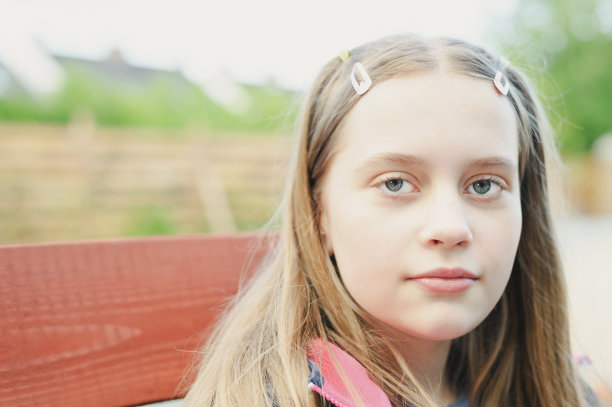 户外肖像可爱的金发少女看着相机素材图片