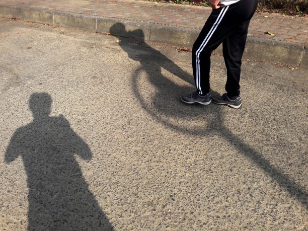 沥青上的剪影图片下载