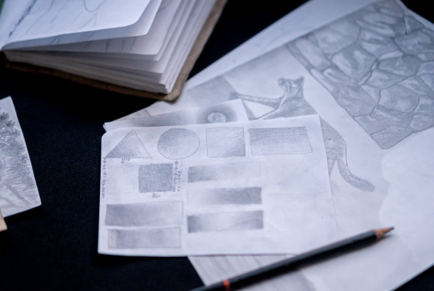 纸与铅笔图纸与概念在近距离。图片下载