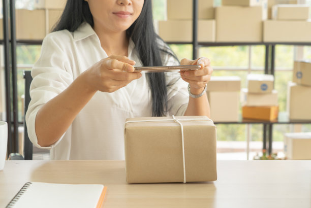 亚洲女商人拍摄照片发送给客户。邮政包裹包装箱投递，在家办公，网上销售产品业务。运输服务。人们的生活方式。中小企业电子商务图片下载