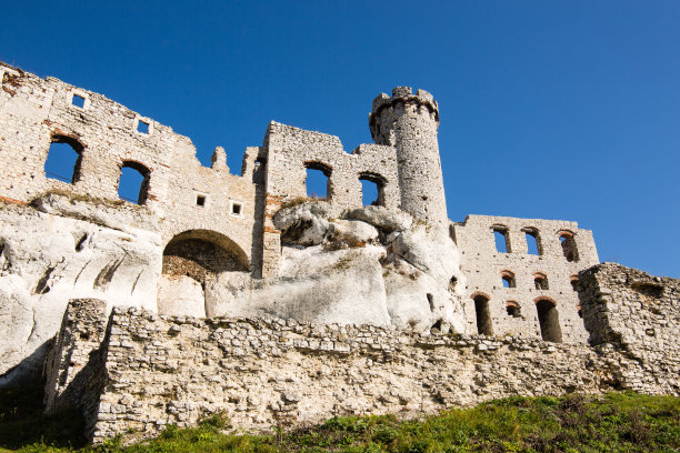 波兰Ogrodzieniec的岩石上的中世纪城堡废墟图片下载