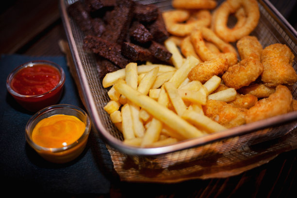 啤酒盘开胃，咸辣薯条，洋葱圈，奶酪条，面包丁，面包丁辣酱，番茄酱，芥末图片下载