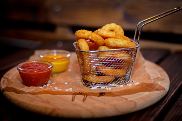 啤酒盘开胃，咸辣薯条，洋葱圈，奶酪条，面包丁，面包丁辣酱，番茄酱，芥末图片下载