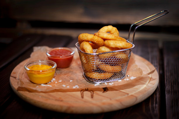 啤酒盘开胃，咸辣薯条，洋葱圈，奶酪条，面包丁，面包丁辣酱，番茄酱，芥末图片下载