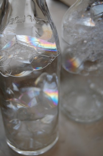 两个装有多种颜色肥皂的玻璃瓶。图片下载